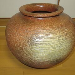 大きな陶器の花瓶の画像