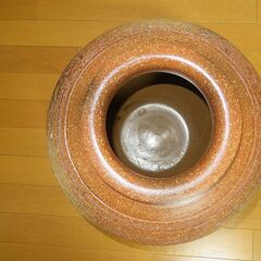 大きな陶器の花瓶の画像