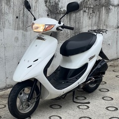 大人気セール‼️安心のバッテリー新品✨️前後タイヤまだまだ山あり⛰️嬉しいオイル満タン補充済み🈵オイル交換不要⭕️継ぎ足しだけで🆗2サイクルでパワフルな走り💨AF34ライブディオ✴の画像