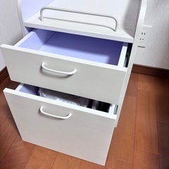 引き出し付き収納家具の画像