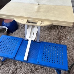 アウトドア用　4人がけの折り畳みテーブルと椅子の画像