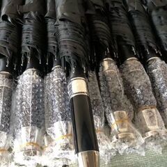 倉庫整理のため傘を無料配布中の画像