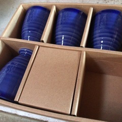 青いコップセットの画像