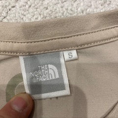ノースフェイス🔴シャツsサイズの画像