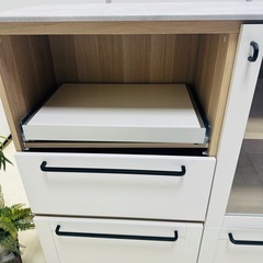 キッチン収納キャビネット ホワイトウッド仕上げの画像