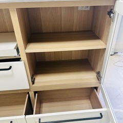 キッチン収納キャビネット ホワイトウッド仕上げの画像
