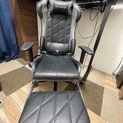 ゲーミングチェア(オットマン付き)の画像