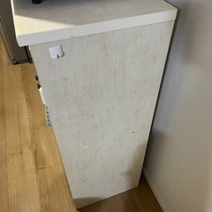 扉付き収納棚の画像