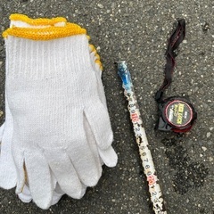 大量の軍手と錆びたメジャーの画像