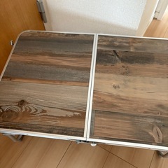 折りたたみテーブルの画像