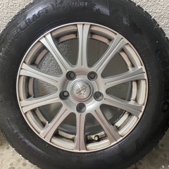 スタッドレスタイヤとホイールセットの画像
