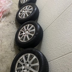 スタッドレスタイヤとホイールセットの画像