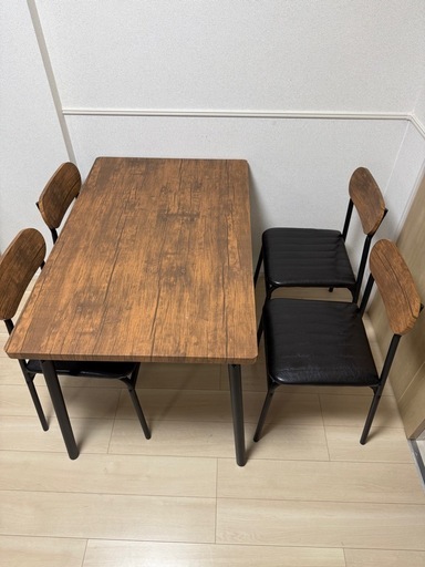 極美品、木目調ダイニングテーブル4人掛け