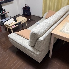 3人掛けのベージュのソファの画像