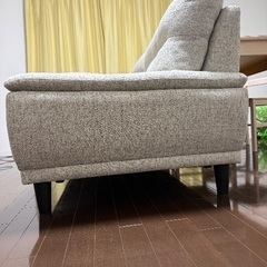 3人掛けのベージュのソファの画像