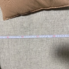 3人掛けのベージュのソファの画像