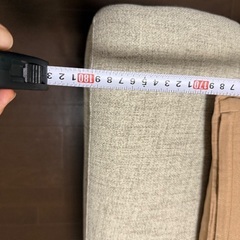 3人掛けのベージュのソファの画像