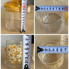 レトロな花柄コップとガラスキャニスターの画像