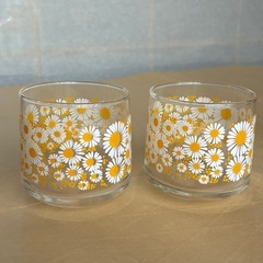 レトロな花柄コップとガラスキャニスターの画像