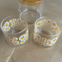 レトロな花柄コップとガラスキャニスターの画像