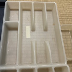 仕切り付きプラスチックトレー グレーとホワイトと透明の画像