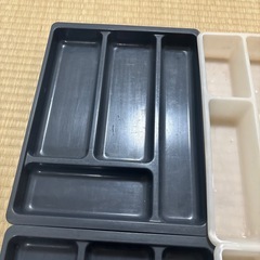 仕切り付きプラスチックトレー グレーとホワイトと透明の画像