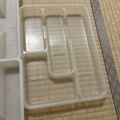仕切り付きプラスチックトレー グレーとホワイトと透明の画像
