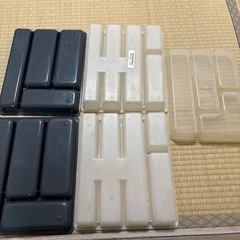仕切り付きプラスチックトレー グレーとホワイトと透明の画像