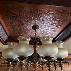 クラシックスタイルのブロンズ製シャンデリア、8つのガラスランプシェード付き。の画像