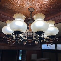 クラシックスタイルのブロンズ製シャンデリア、8つのガラスランプシェード付き。の画像