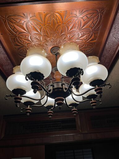 クラシックスタイルのブロンズ製シャンデリア、8つのガラスランプシェード付き。