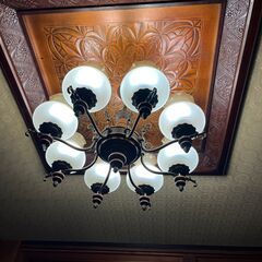 クラシックスタイルのブロンズ製シャンデリア、8つのガラスランプシェード付き。の画像