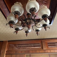 クラシックスタイルのブロンズ製シャンデリア、8つのガラスランプシェード付き。の画像