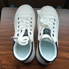 新品 23.5cm レディース スニーカー ホワイト シューズ 靴 カジュアル 識別番号:(928-Z)の画像