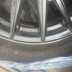 ヤリスクロススタッドレス たタイヤセット16インチの画像