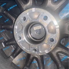 ヤリスクロススタッドレス たタイヤセット16インチの画像