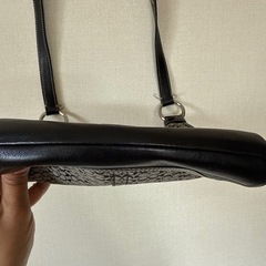 コーチ ブラックショルダーバッグ ロゴ入りの画像