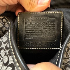 コーチ ブラックショルダーバッグ ロゴ入りの画像