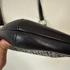 コーチ ブラックショルダーバッグ ロゴ入りの画像