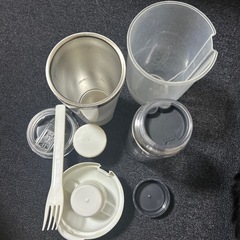 タンブラー、サラダコンテナの画像