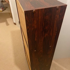 3段の本棚の画像