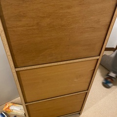 3段の本棚の画像