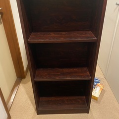 3段の本棚の画像