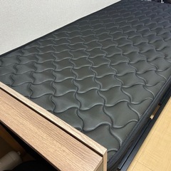 マットレス付きベッドフレームの画像