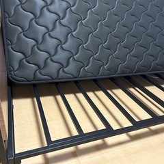 マットレス付きベッドフレームの画像