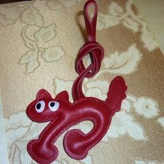 新品】目の大きな猫のチャーム　合皮紐タイプ 赤レッド/深みのある落ち着いたエンジ色　の画像