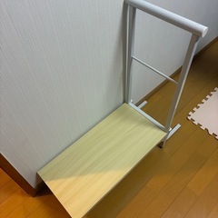 玄関ステップ 踏み台 手すり付きの画像