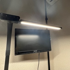 デスク、チェア、ライト、ポール、テレビモニタセットで5000円！の画像