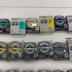 35個セットキングジム　35個テプラテープ９12 18 24mm白　透明　黄　青の画像