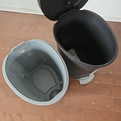 基地内購入 小型ダストボックス ごみ箱の画像